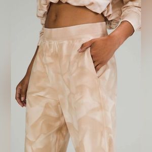 Lululemon LA Tapered Leg Jogger Size 8